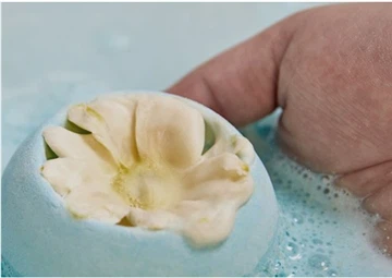 A Ddylech Chi Gawod Ar ôl Bom y Baddon?