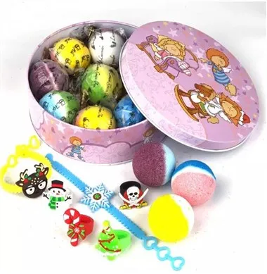 Bomiau baddon Nadolig gyda theganau y tu mewn